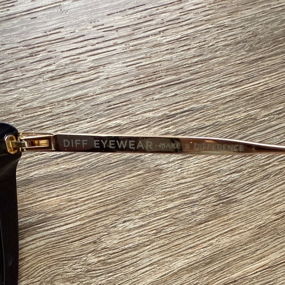 Diff Eyewear Black Cat-Eye Sunglasses with Case - Picture 6 of 7